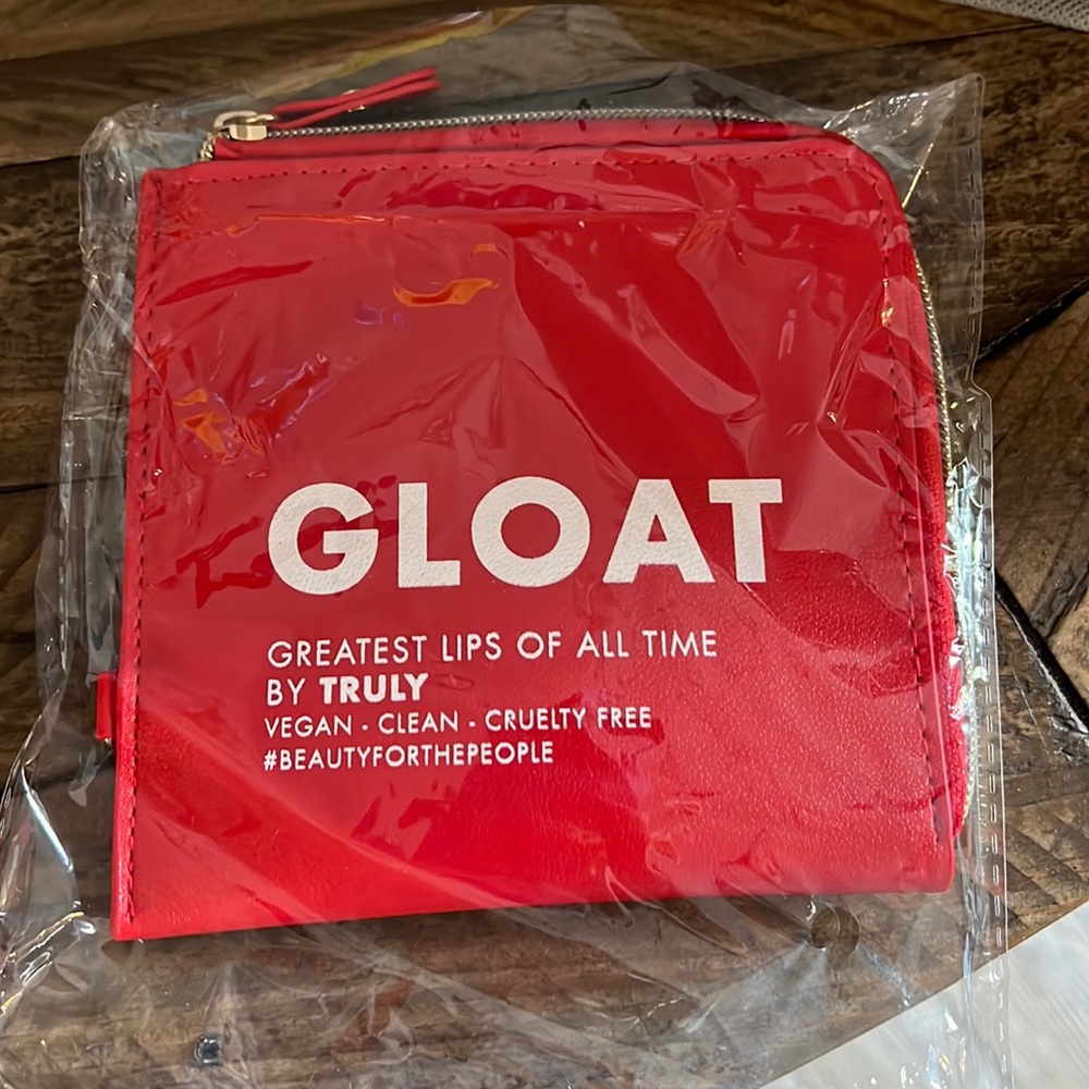Truly Beauty Red Gloat Gold Chain Link Crossbody Bag NEW in Package